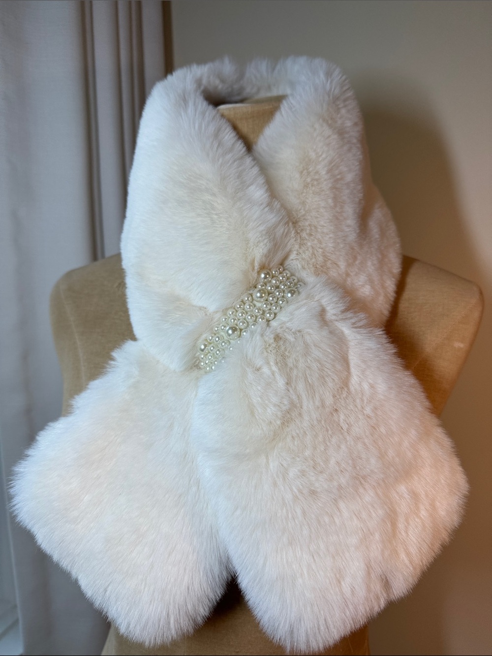 Unbranded White faux fur wrap with pearl clasp detail.